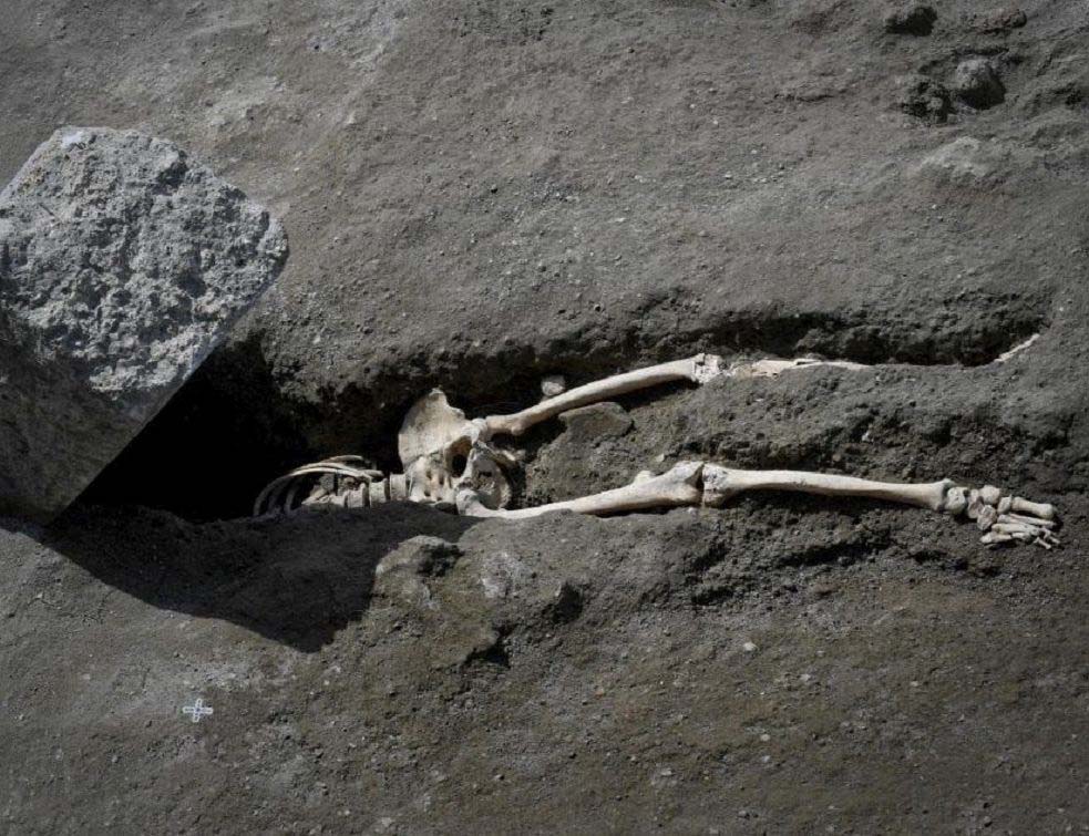 МАЛЕР КРОЗ ИСТОРИЈУ: Археолози у Помпеји открили <span style='color:red;'><b>скелет</b></span> човека погођеног у главу огромним каменом (ФОТО)
